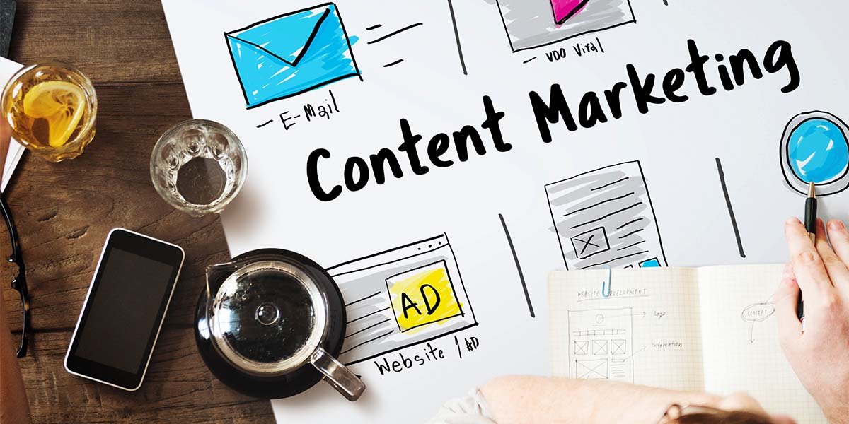 planowanie-contentu-marketing-instagram Tworzenie planu na content marketingowy, biurko, notatki
